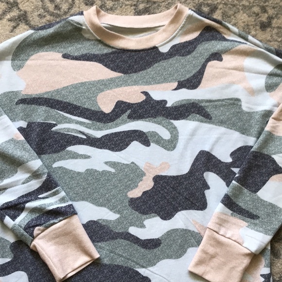 NWOT Woman’s Long Sleeve Camo Print Sweatshirt - Picture 5 of 6